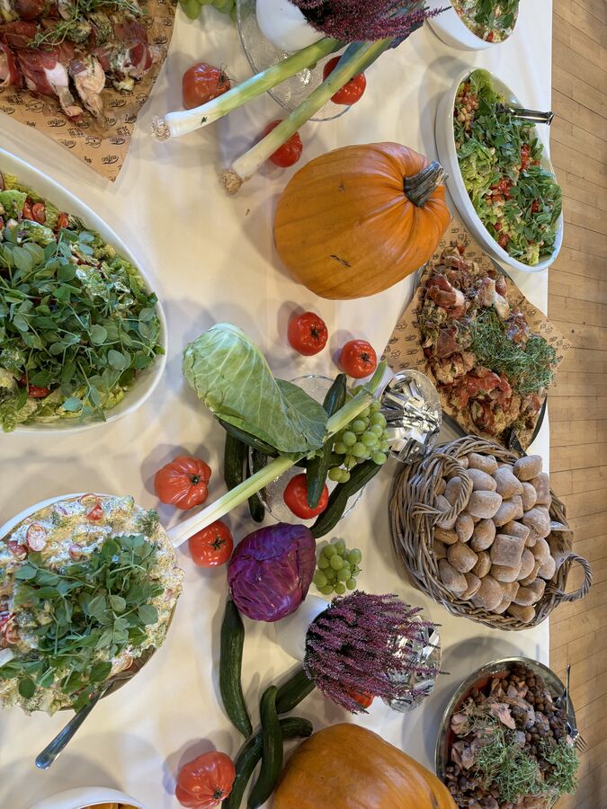 Buffet med friske råvarer og salater fra Horizon Catering