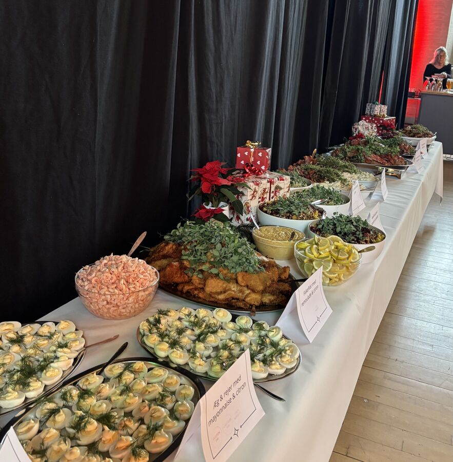 Festbuffet med fiskefilet, æg og rejer ved arrangement