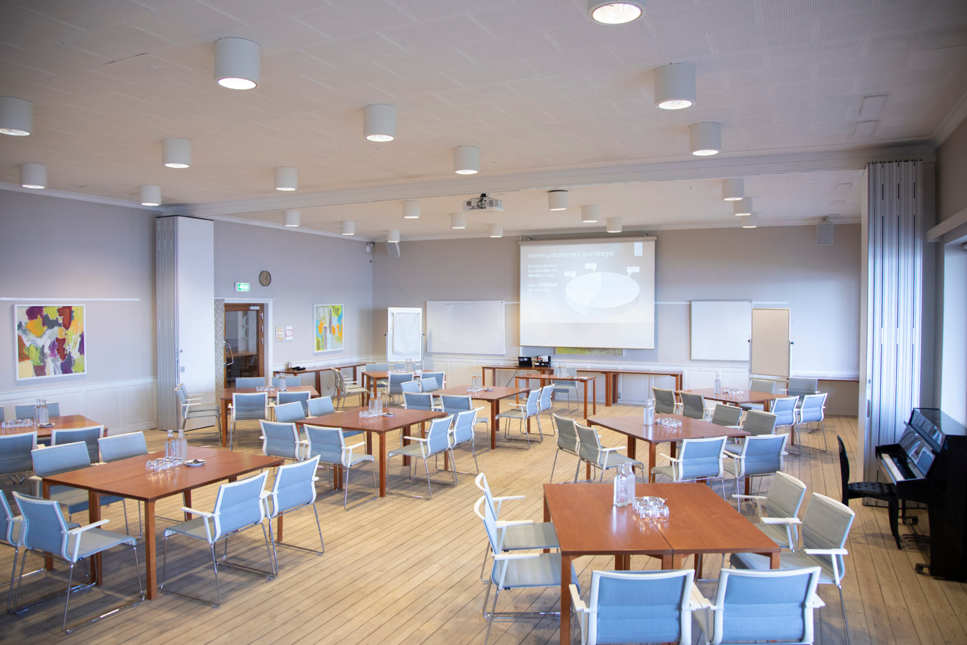 Konference og møde hos Horizon — mødelokale med langbord